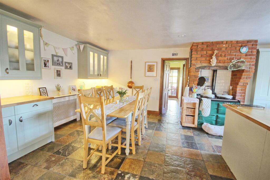 KITCHEN/BREAKFAST ROOM