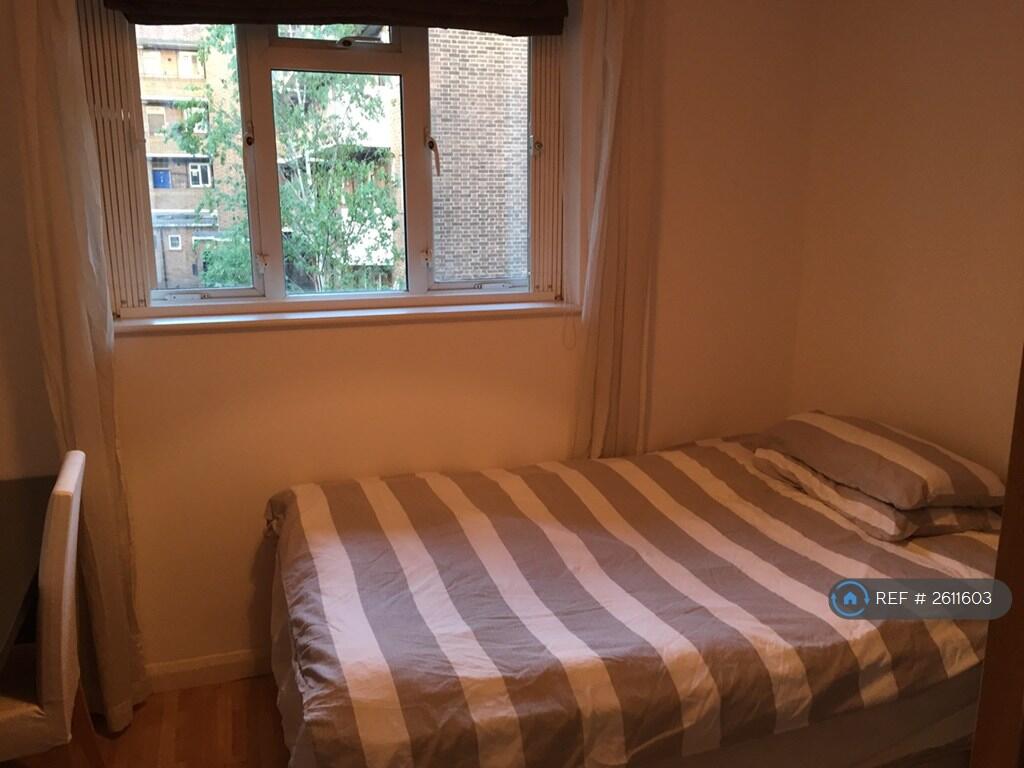 Bedroom 3 Bed &amp; Desk 001