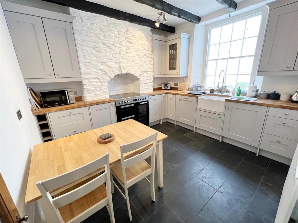 Kitchen/ Dining Room
