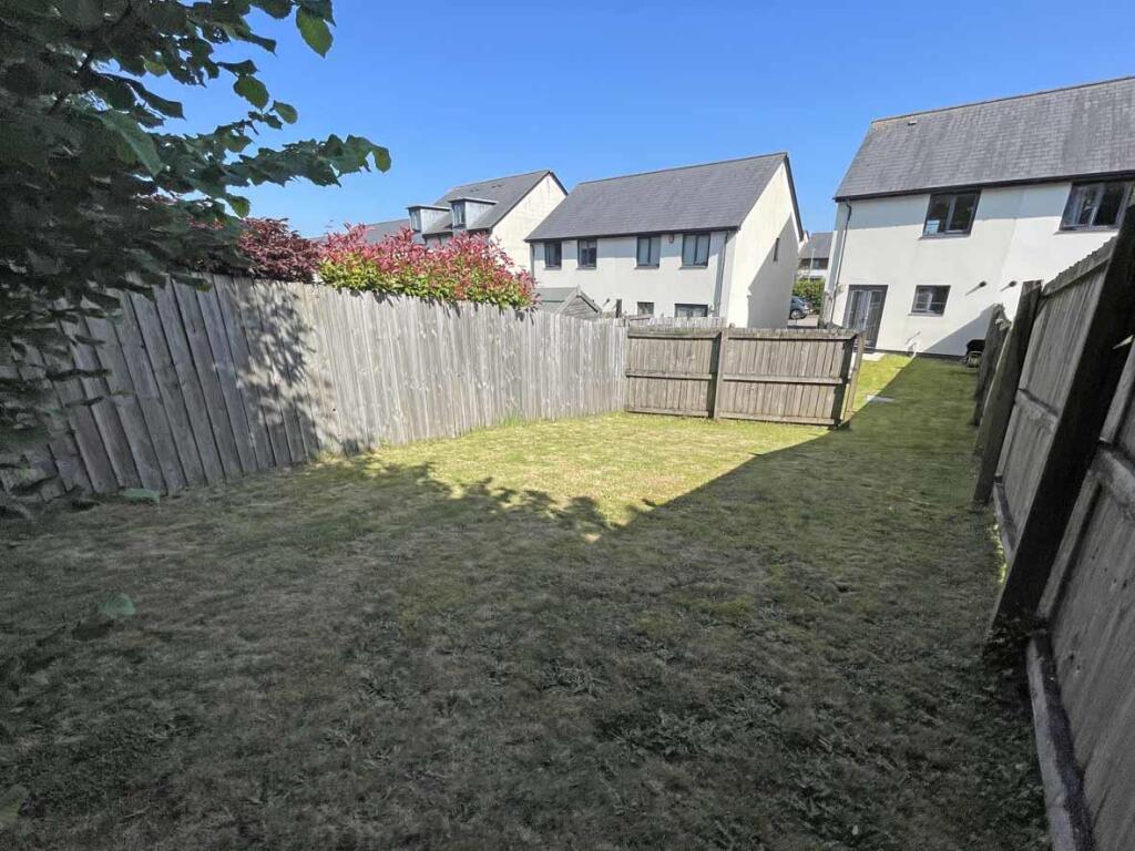 Cobham Close 49 - Rear.jpg