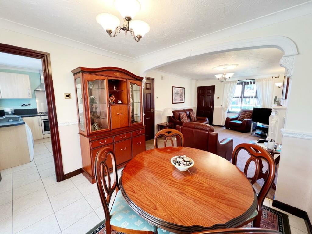 Dining Room pic 3.jpg