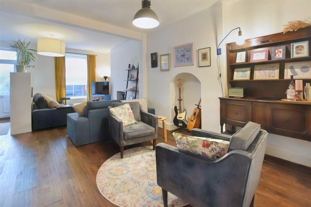 Open Plan Dining Area / Lounge