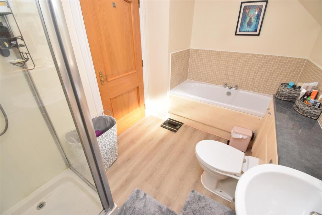 BATHROOM (2).JPG