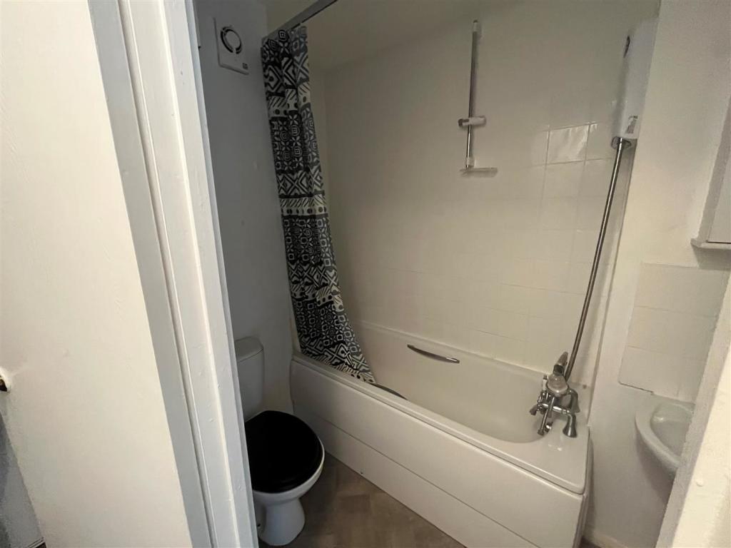 Bathroom 2.jpg
