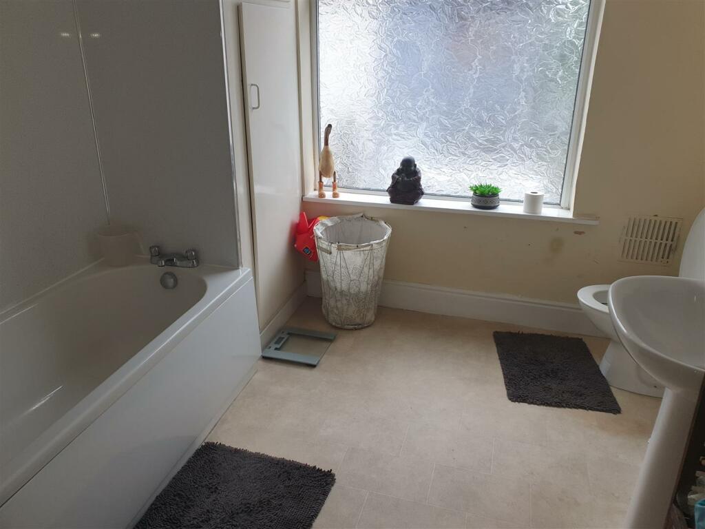 BATHROOM/W.C