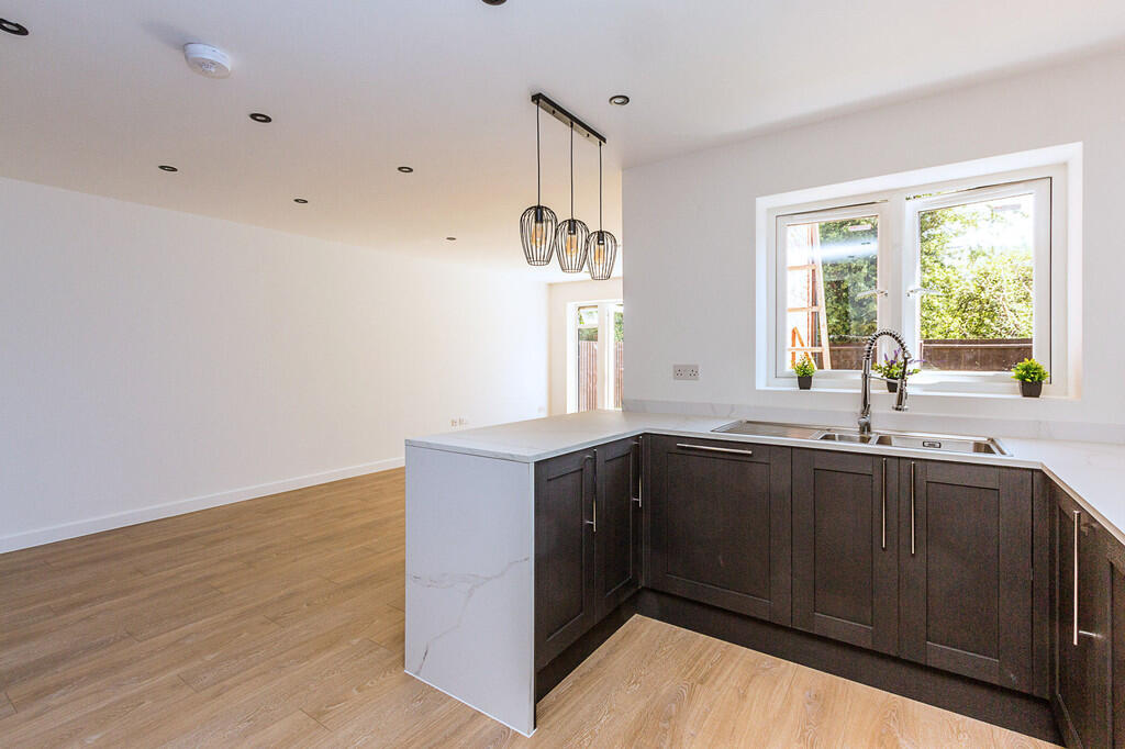Kitchen/dining/fa...