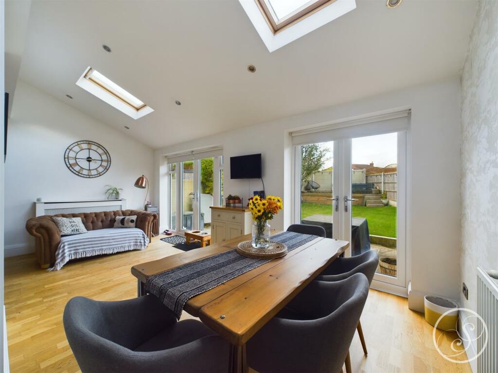 KITCHEN/DINER/FAMILY ROOM