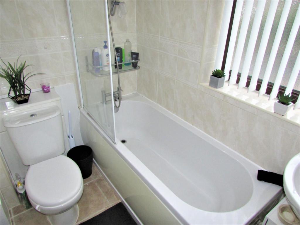 NorfolkCres67bath1.JPG