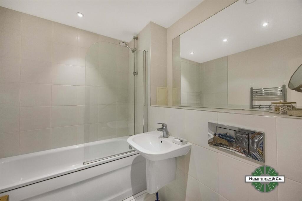 Flat 7  Merlin Heights  Waterside Way -001.JPG