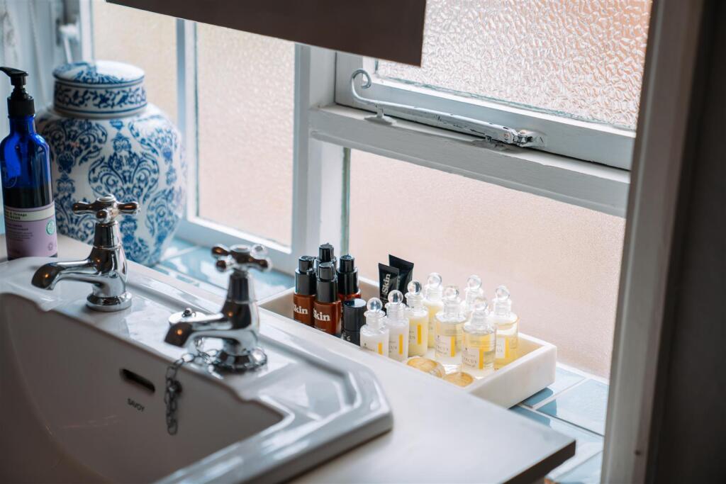 13 Southgate Street [Bathroom Detail].jpg