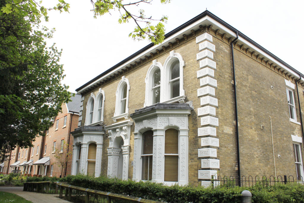 Side view of  Building