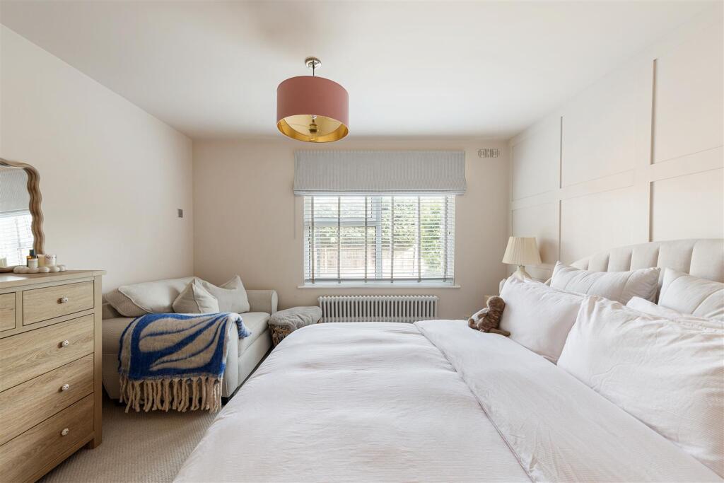 Fosters Close, E18