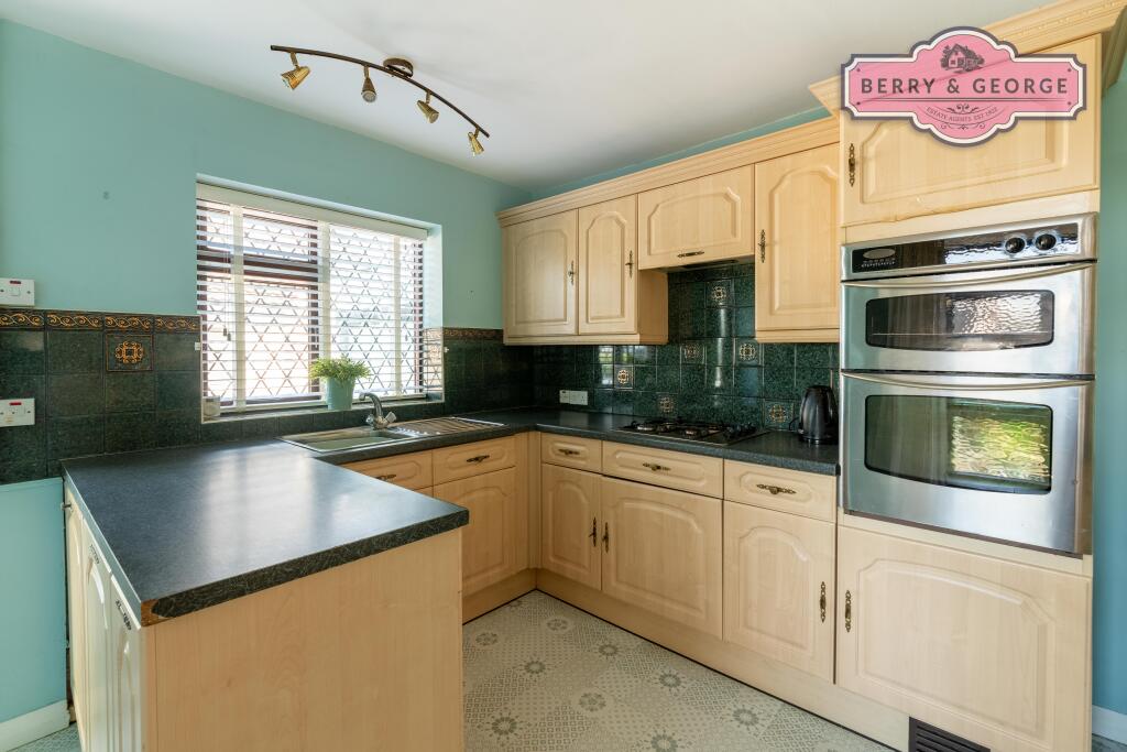 KITCHEN / BREAKFAST