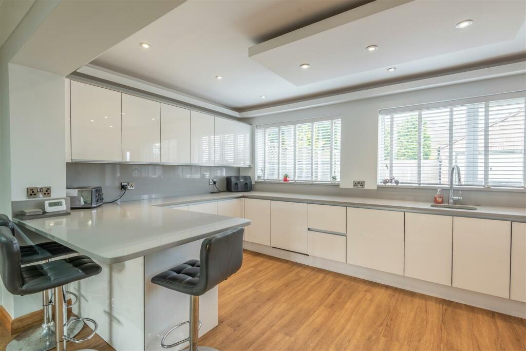 8589242-interior28.jpg
