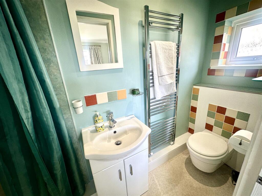 EN-SUITE SHOWER ROOM