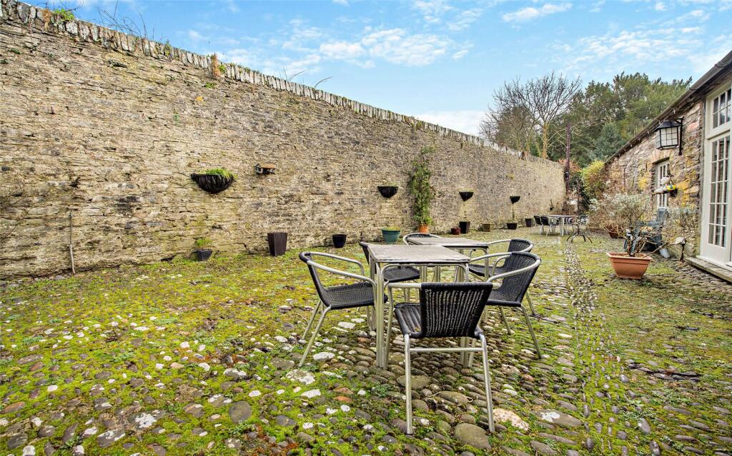 Cottages Courtyard