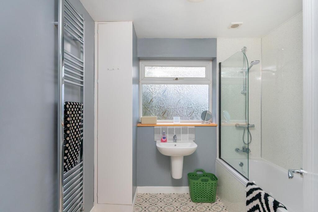 8G4ASEV - Bathroom B.jpg