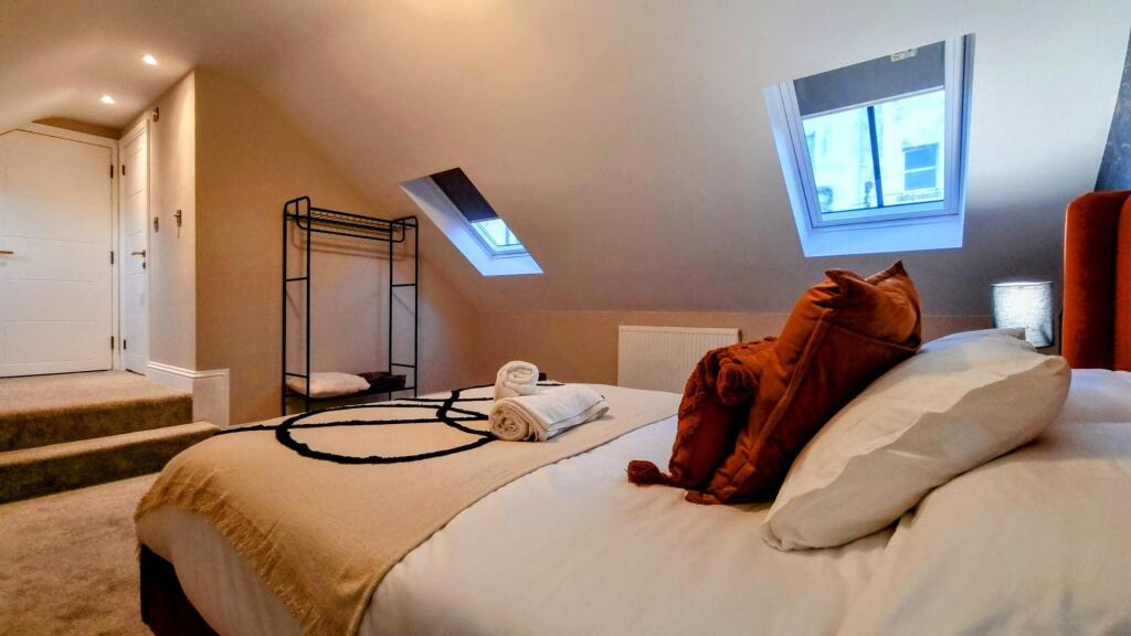 Master Bedroom (4).jpg