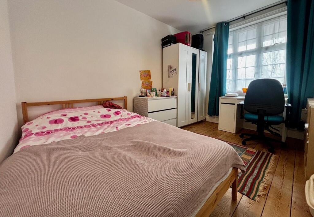 bedroom 2 popoes.jpg