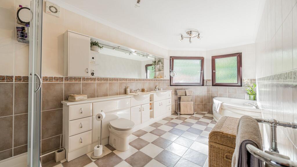Master En-suite 2