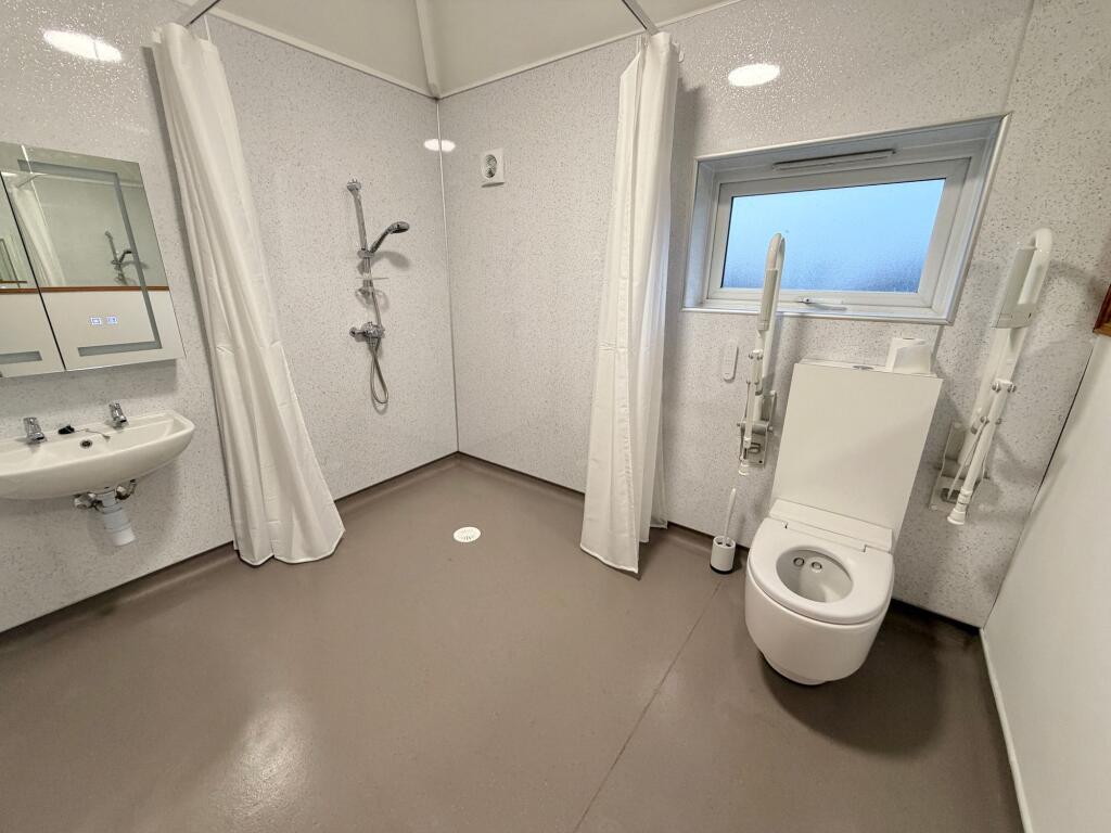 Wet/shower room