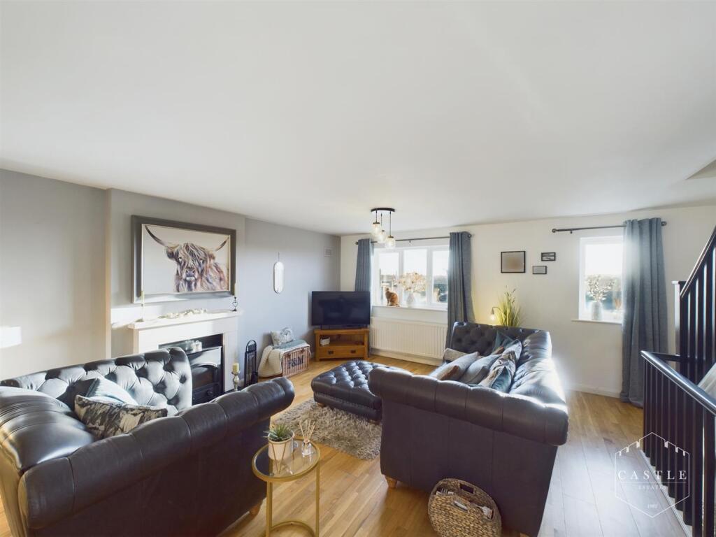 OPEN PLAN LIVING/DINING AREA