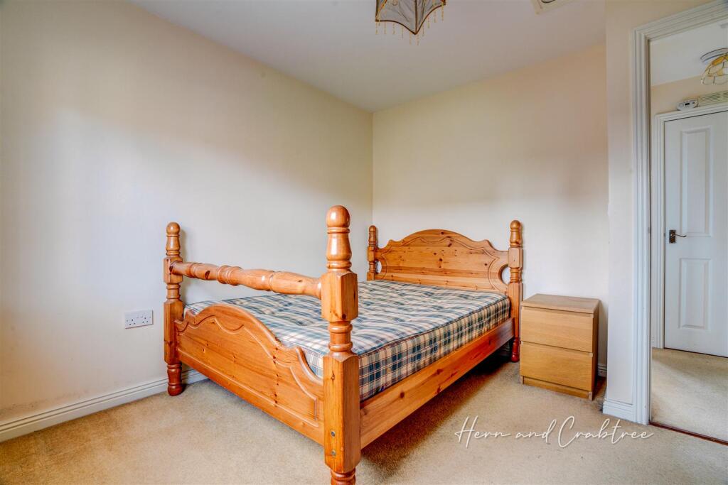 Threipland Drive, Heath, HernCrabtree Lettings (10