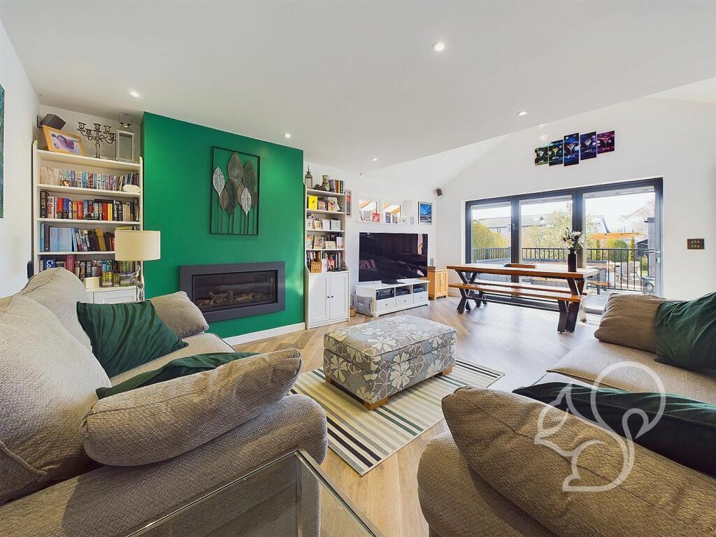 KITCHEN  FAMILY ROOM