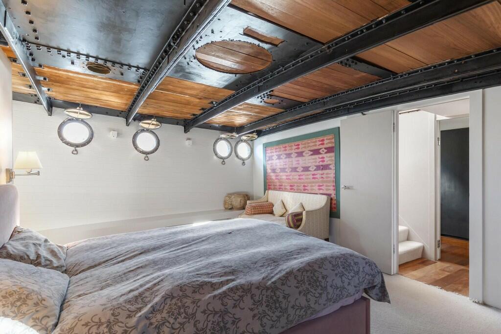 Principal bedroom