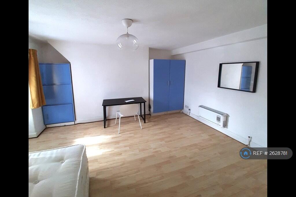 Main Romm Lounge/Bed