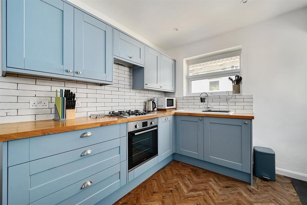 Applesham Way BN41 (9).jpg