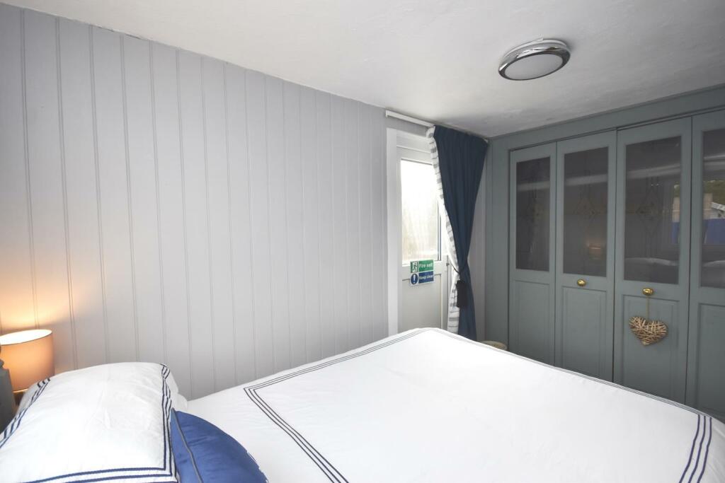 Bedroom ..JPG