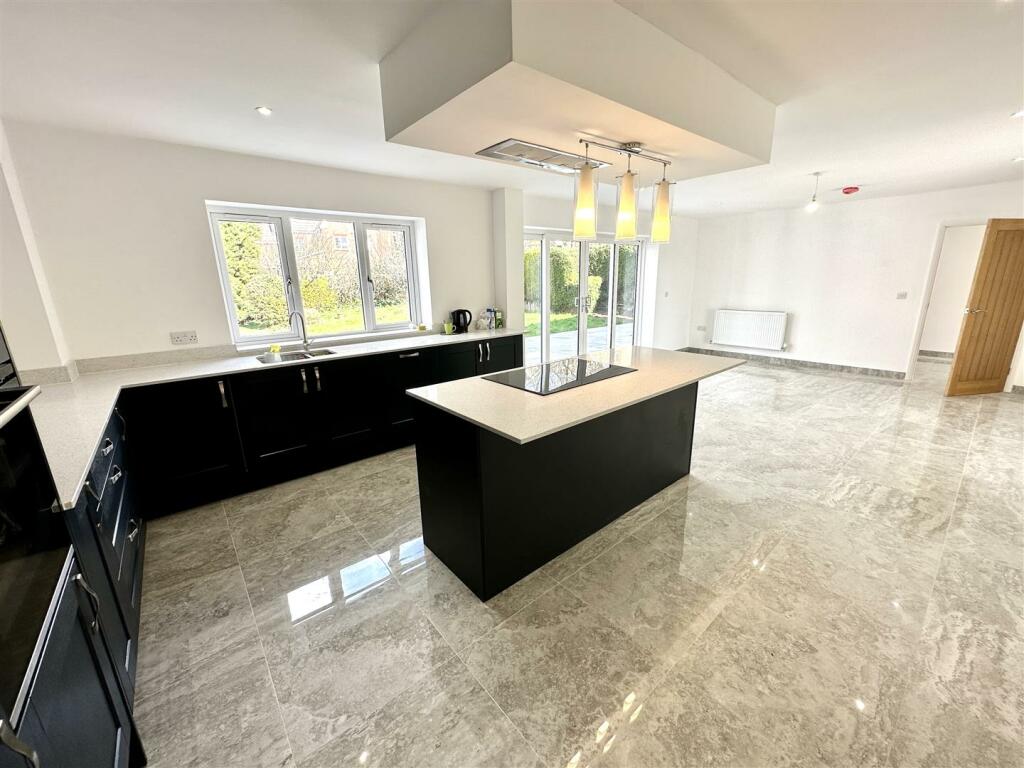 KITCHEN/DINING ROOM