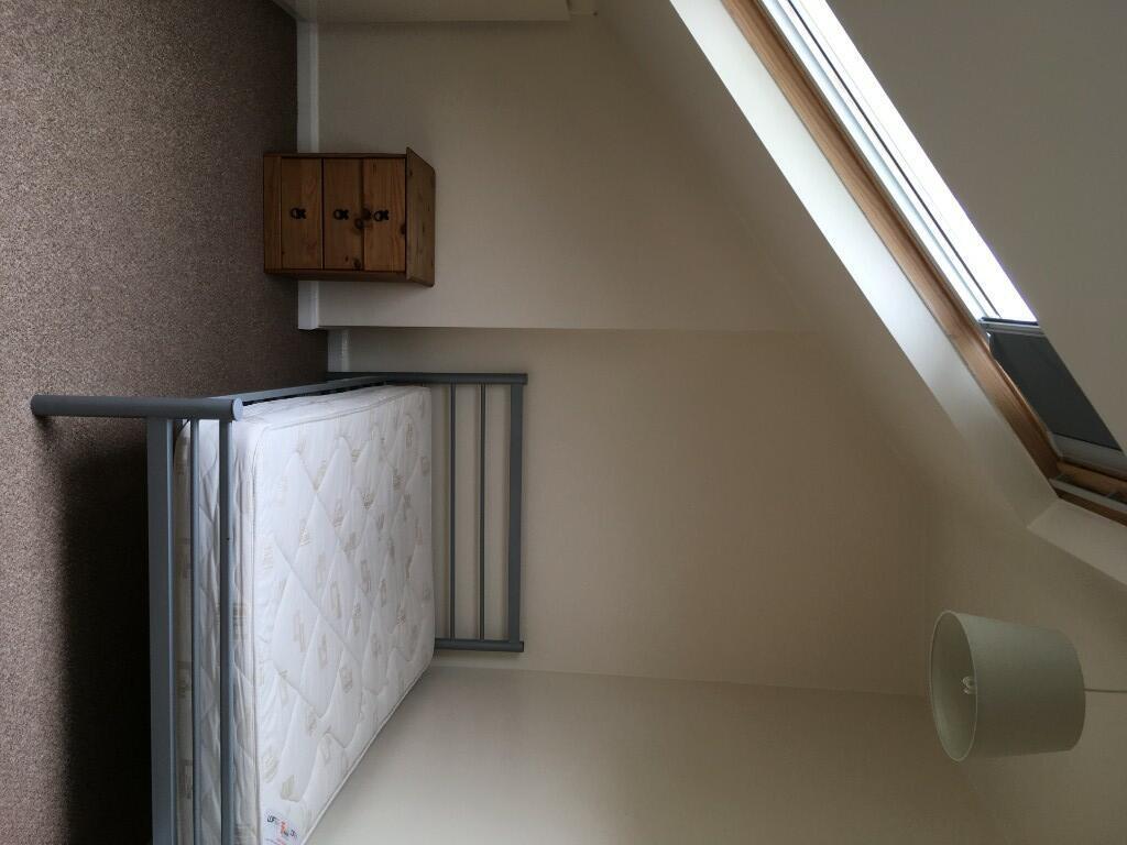 A compact and clean single bedroom featuring a ...