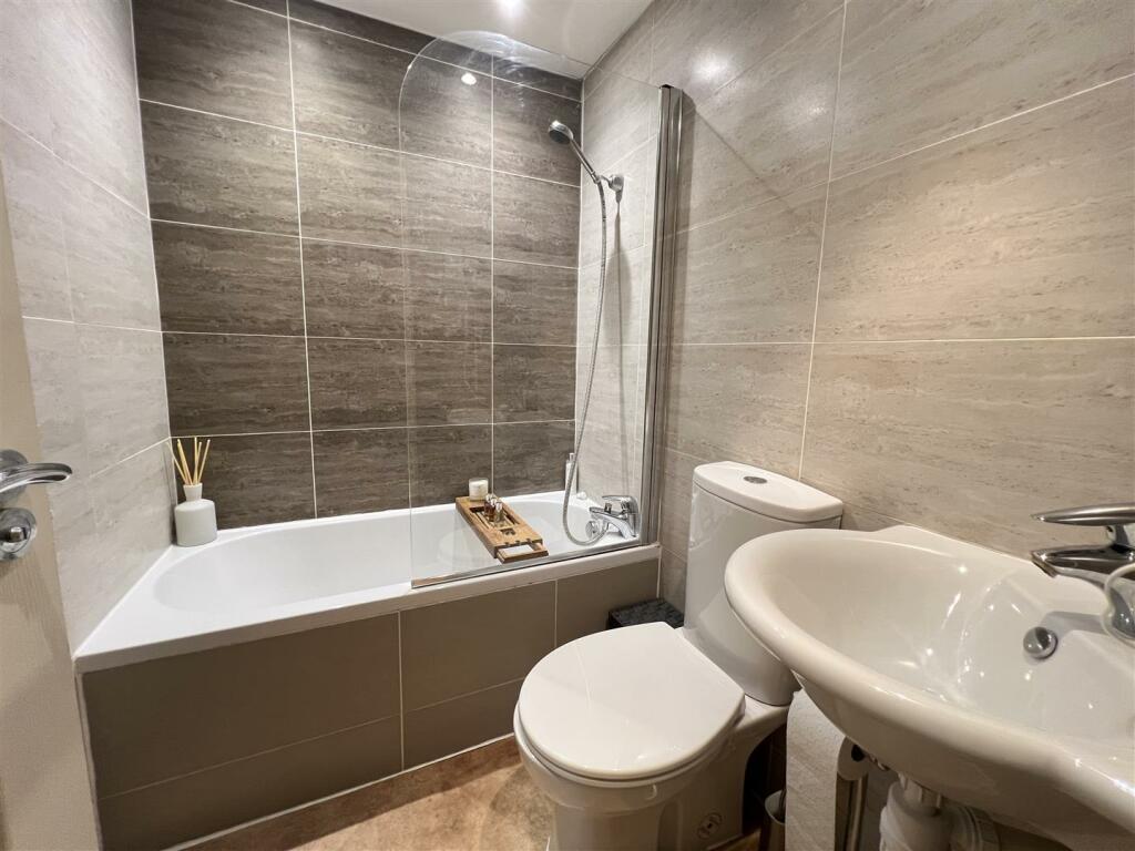 7 - Block of Flats For Sale, Hambrook, Bristol.JPG