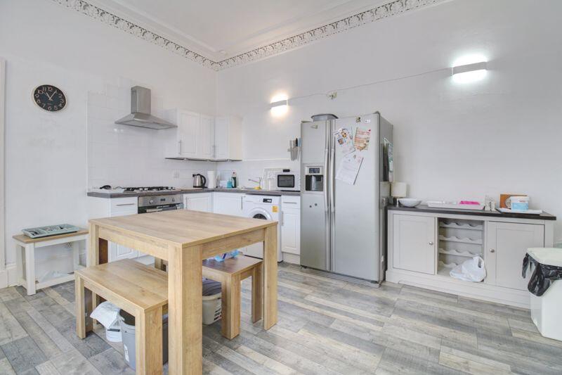 Kitchen / Lounge