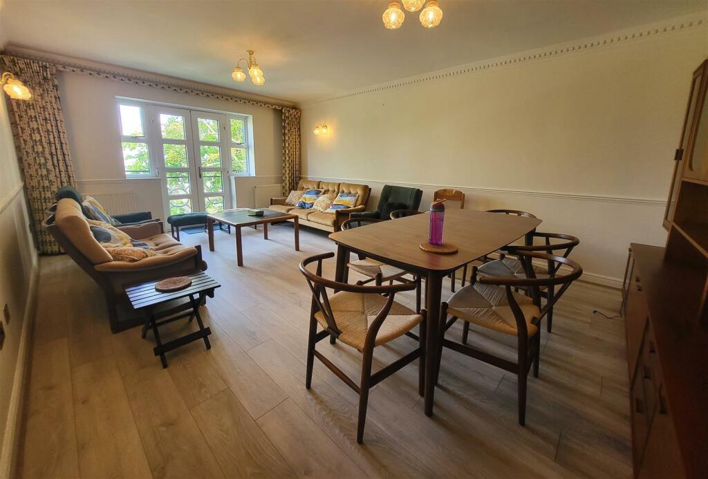 LOUNGE/DINER: PIC. 1