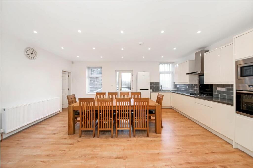 OPEN-PLAN DINING KITCHEN