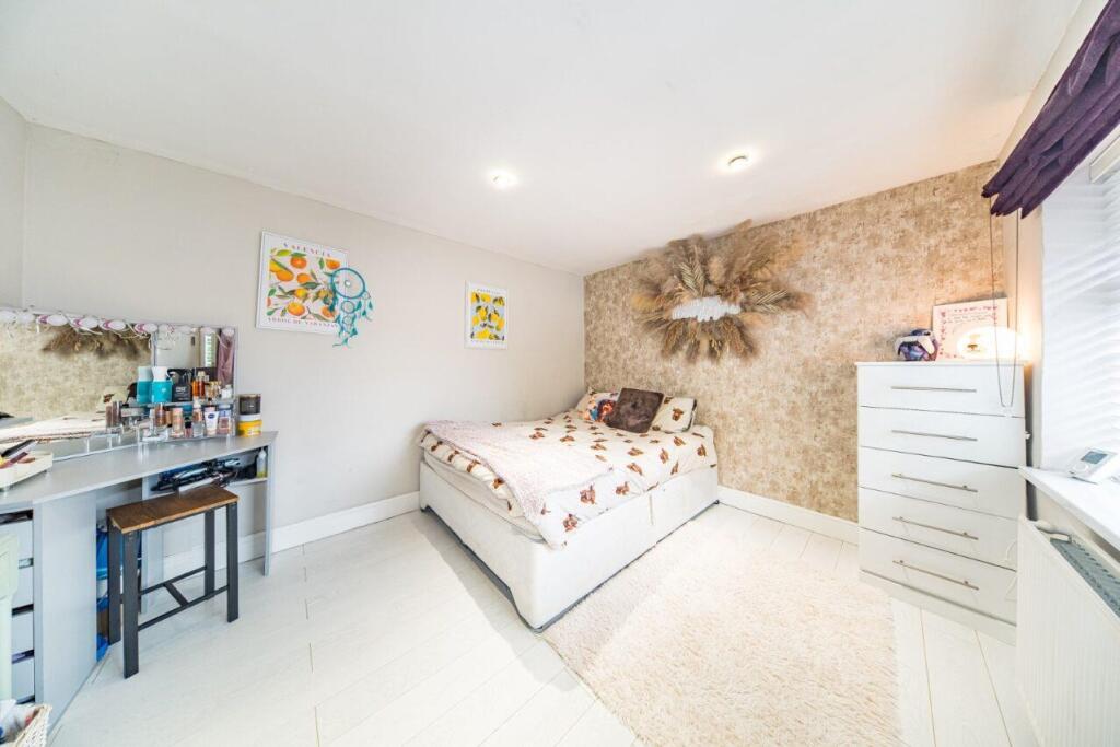 53 Walpole Ave bedroom 2.jpg