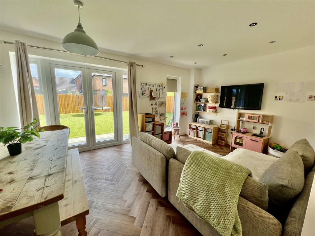 KITCHEN/DINER/PLAYROOM