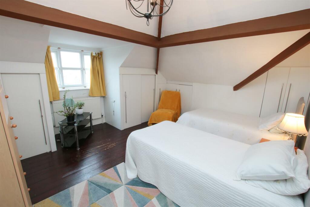 BEDROOM 2