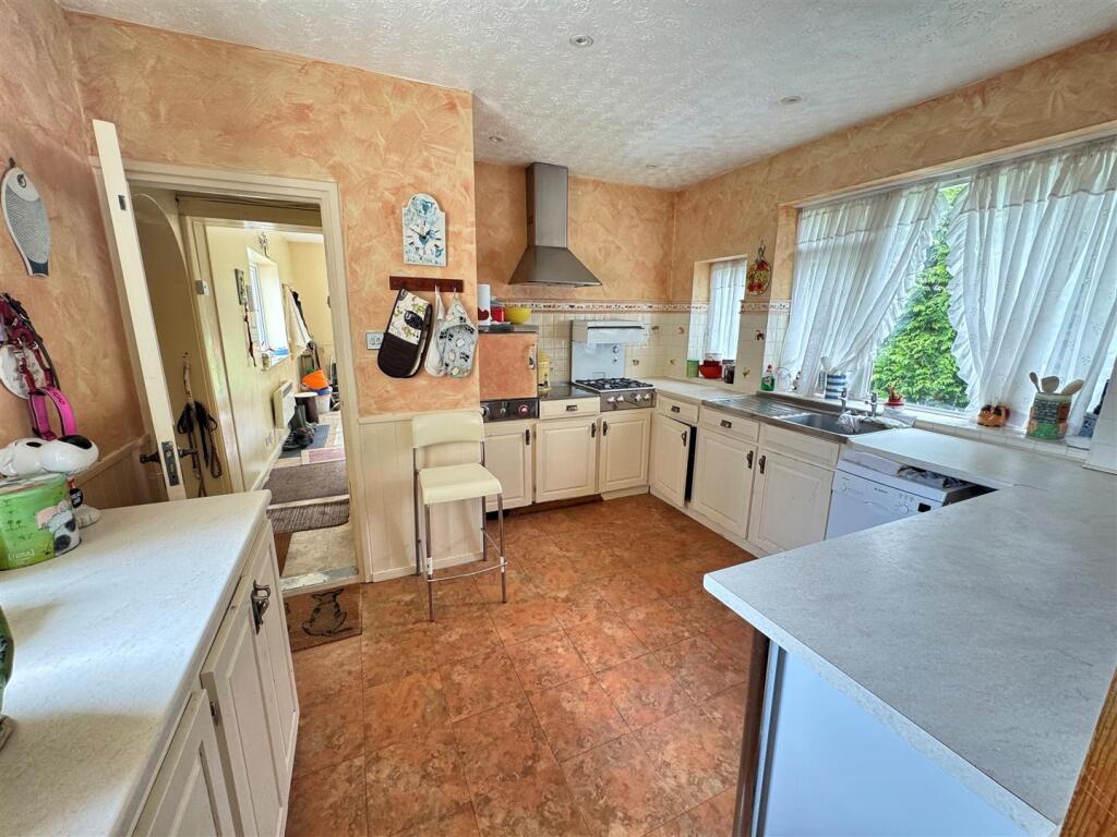 Kitchen 1.jpg