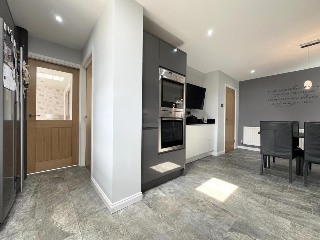 KITCHEN/BREAKFAST ROOM