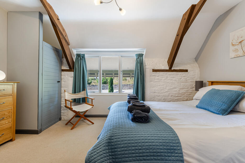 A09 - Hobbit Cottage Noss Mayo - 250912