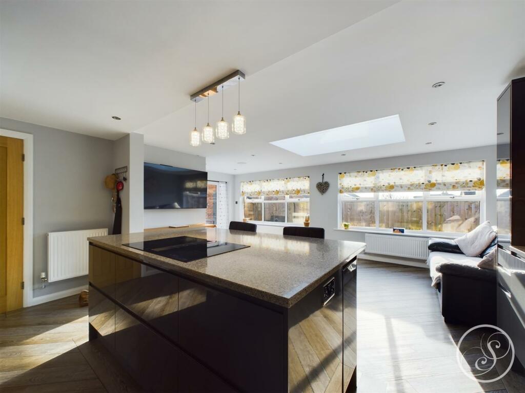 KITCHEN/LIVING AREA