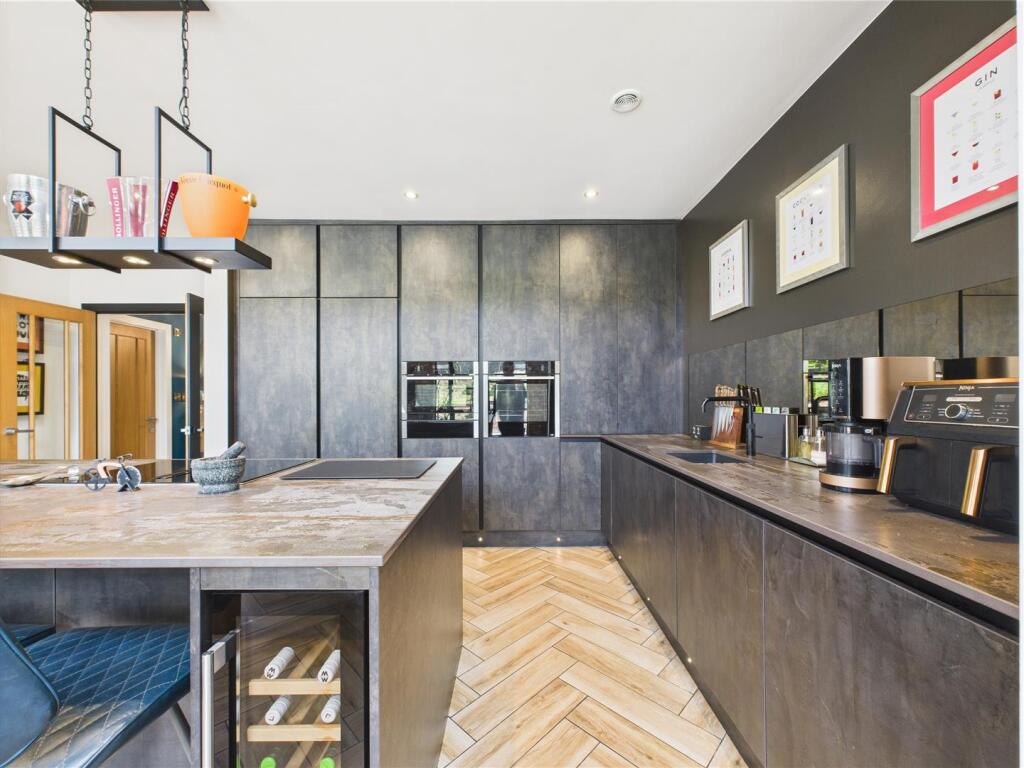 CAM02739G0-PR0244-STILL039 - BROCHURE.jpg