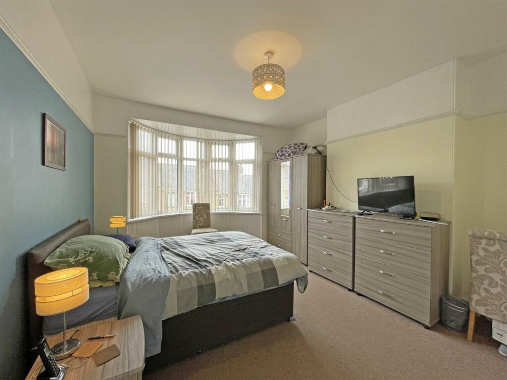 St Martins Avenue 13 - Bed 1.jpg