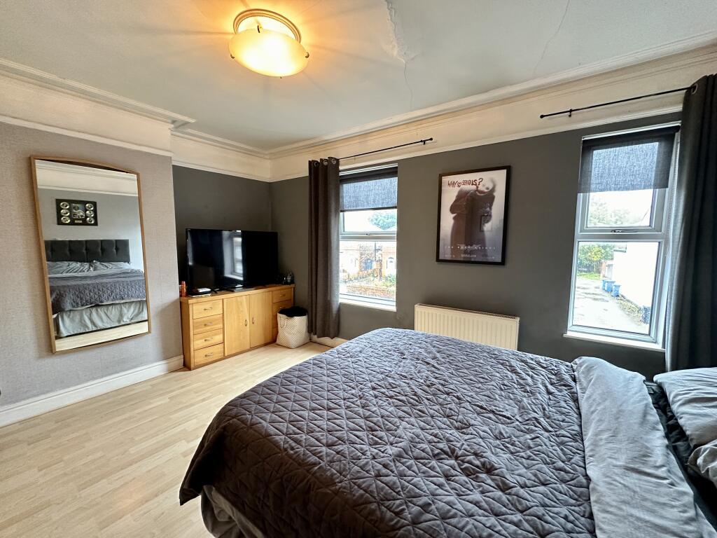 9. Master bedroom.JPG