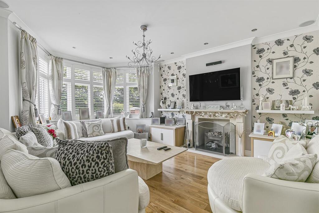 LIVING ROOM (PIC 2)