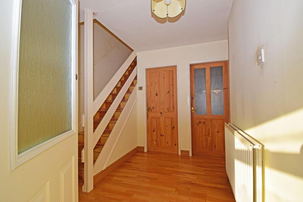 94A Barley Mow Lane, hall a.jpg